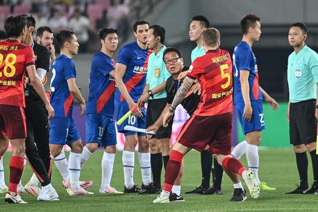 巴萨在欧冠中客场战败却迎来两名U20球员进球的里程碑